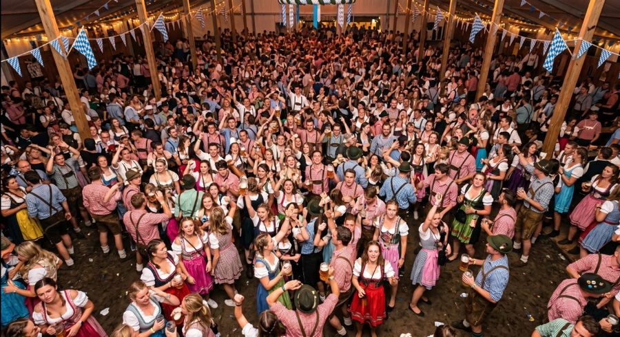 Volle feesttent tijdens Het Grote Oktoberfest