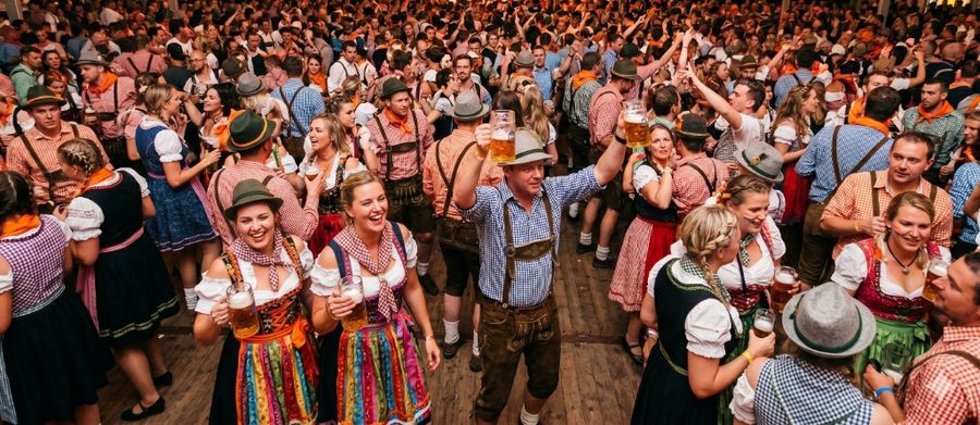 Feestende bezoekers op Oktoberfest Nijmegen